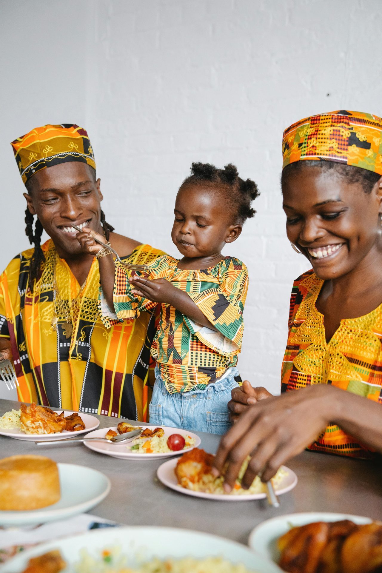 Famille partageant un repas sain