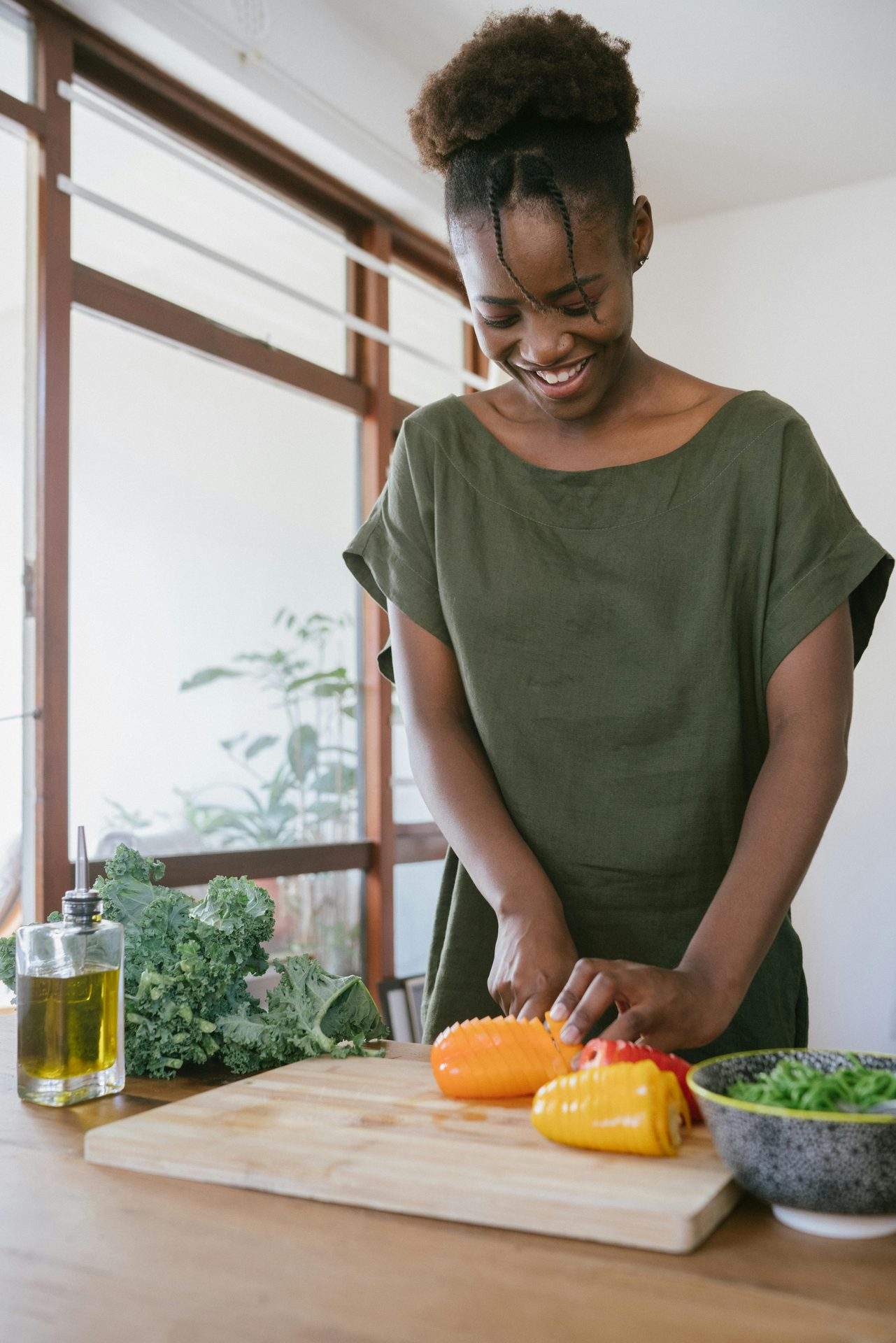 Jeune femme préparant un repas sain en cuisine