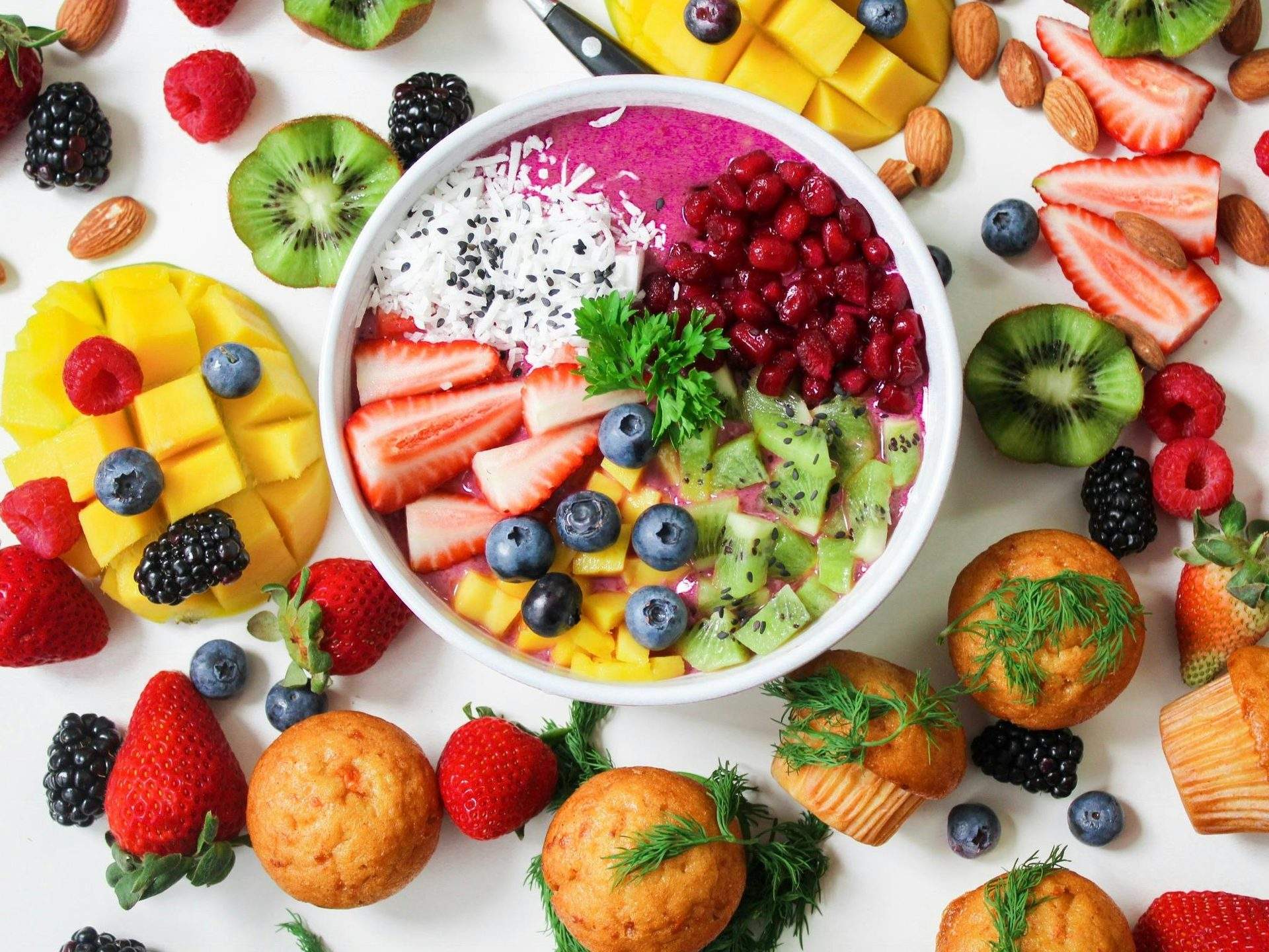 Bol de fruits frais et colorés